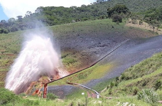 Segundo vazamento da Anglo despejou 174 toneladas de minério em ribeirão, diz empresa