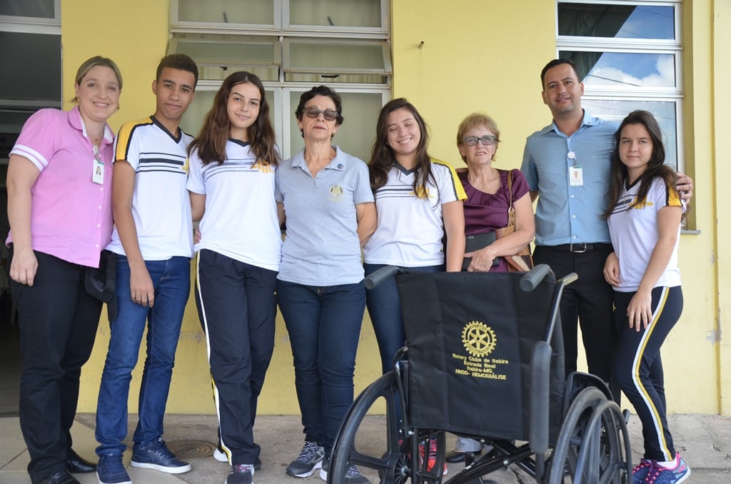 HNSD recebe cadeira de rodas do Rotary Estrada Real e alunos do Colégio