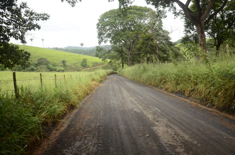 Estradas rurais recebem manutenção em São Gonçalo do Rio Abaixo
