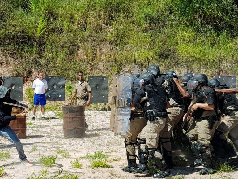 PM de Itabira faz treinamento com simulação de protestos violentos