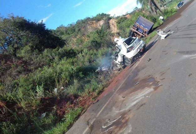 Casal morre em batida frontal com carreta na MG-436, em Santa Bárbara