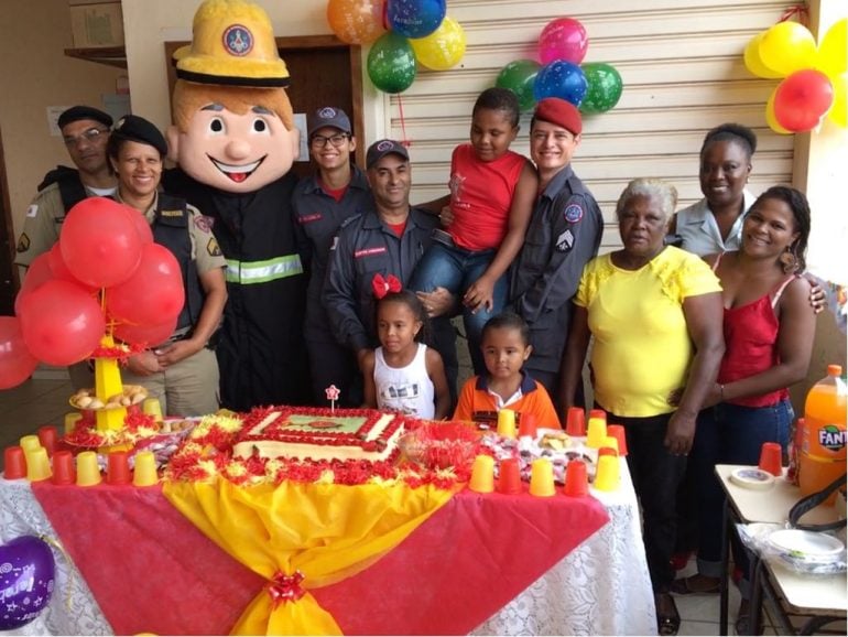 Garoto que sonha em ser bombeiro tem festa de aniversário inesquecível