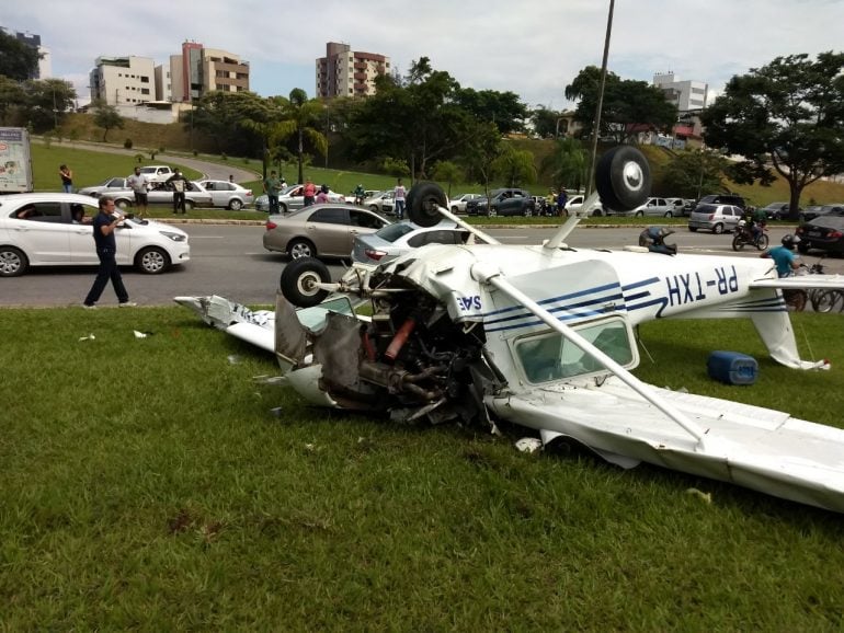 Avião cai próximo ao estádio do Ipatingão