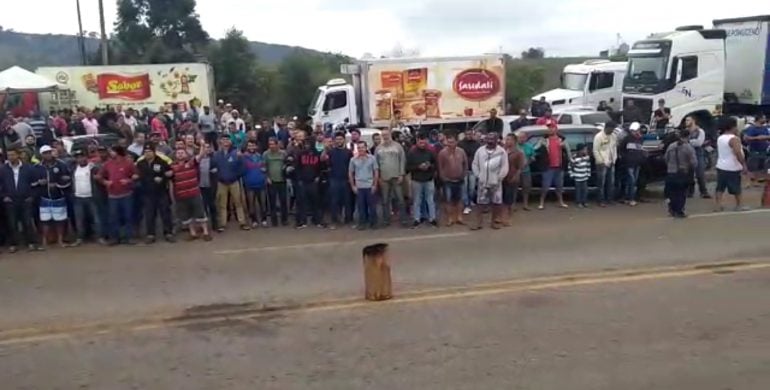 Manifestantes mobilizam apoio à greve dos caminhoneiros em João Monlevade