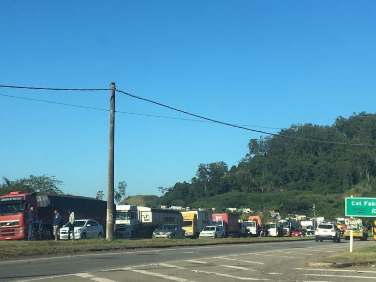 Caminhoneiros protestam em rodovias mineiras