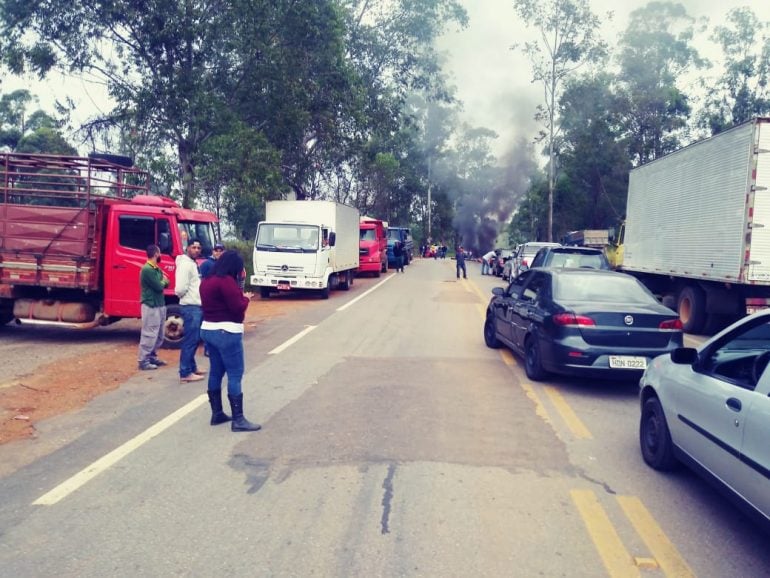 Caminhoneiros fecham acesso a Conceição do Mato Dentro; cidade já encara desabastecimento de combustíveis