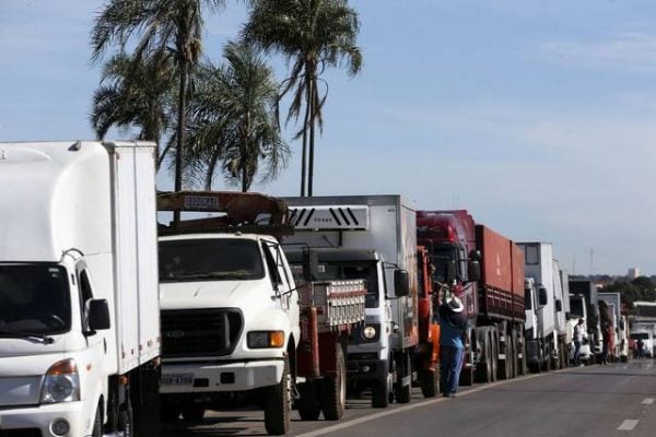 Greve dos caminhoneiros pode ser decidida na sexta-feira