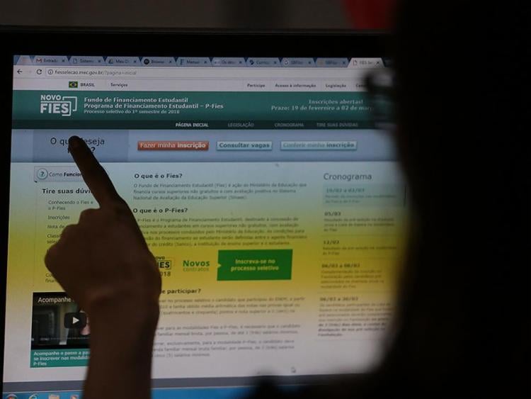 Estudantes têm até esta sexta-feira para renovar contratos do Fies