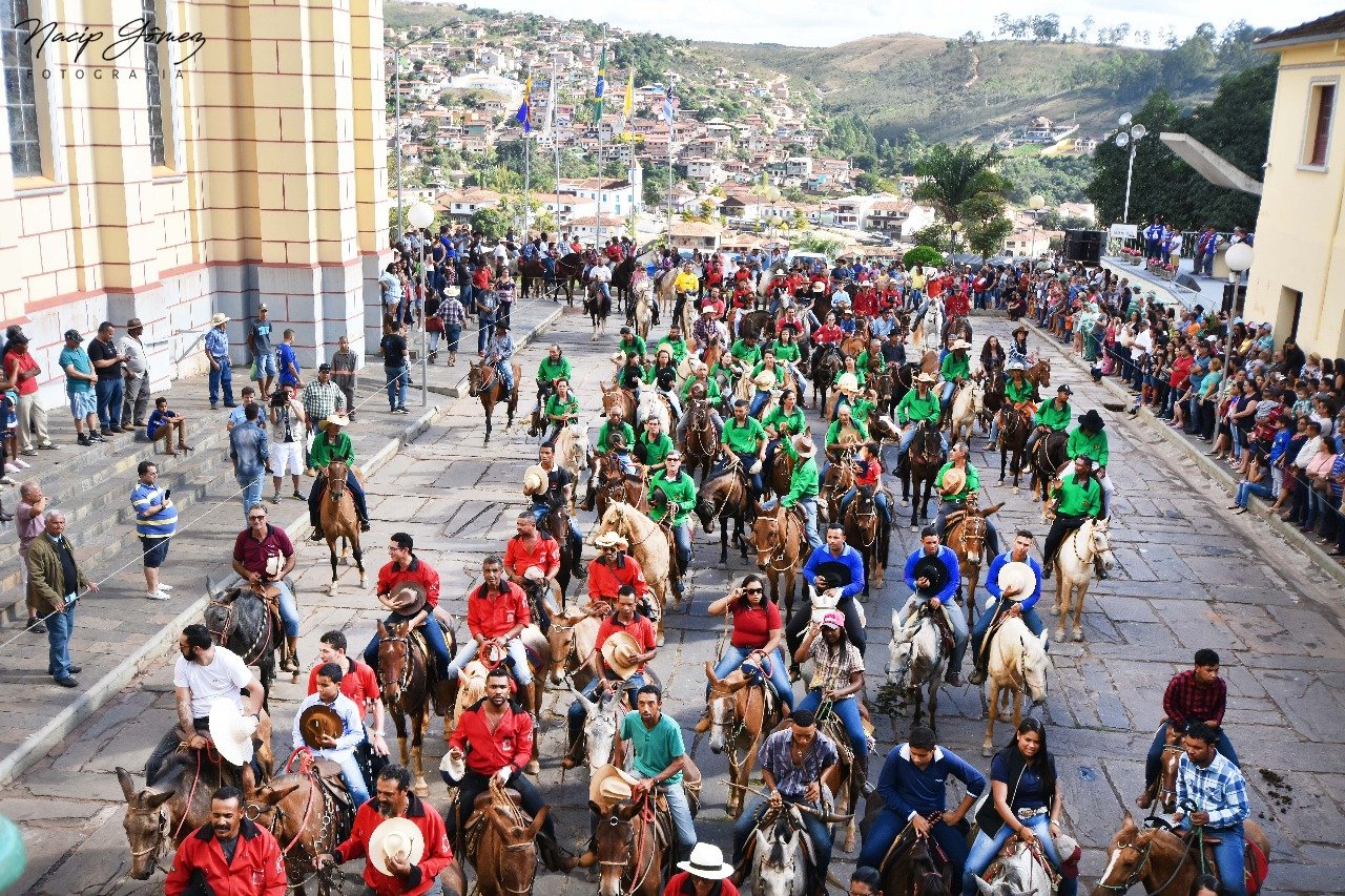 Grande cavalgada e show de João Bosco e Vinícius movimentam o Jubileu em Conceição do Mato Dentro