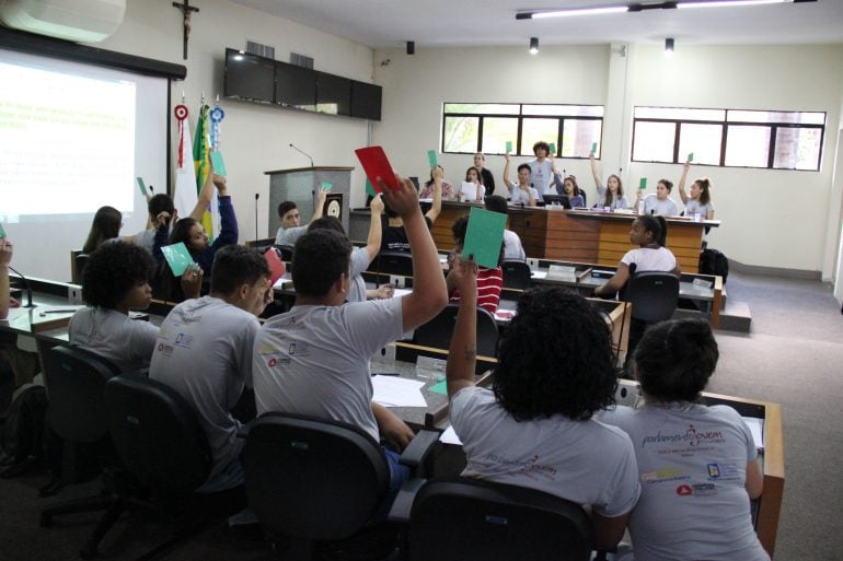 Alunos do Parlamento Jovem se preparam para a Plenária Municipal