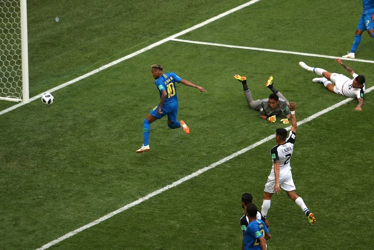 No sufoco, Brasil vence a primeira na Copa do Mundo