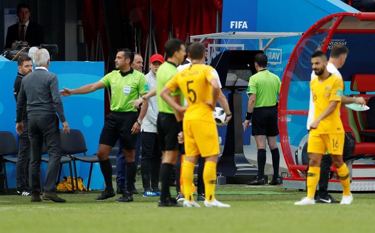 Tecnologia entra em campo e França bate a Austrália na estreia pela Copa do Mundo