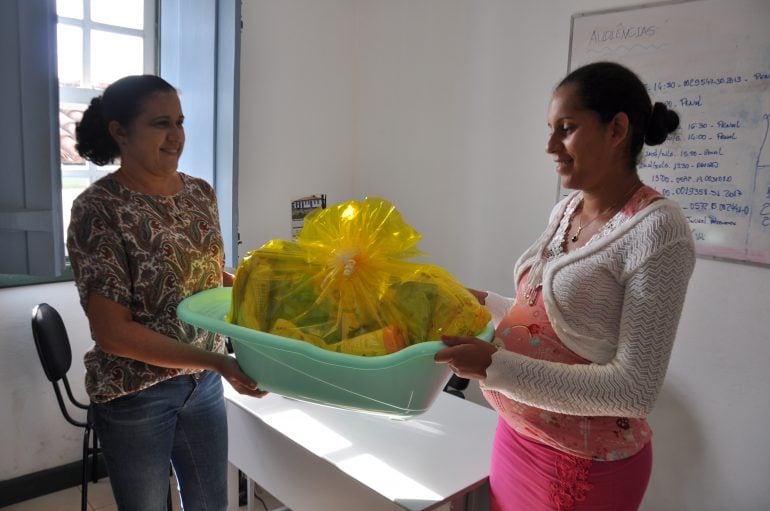 Famílias de Catas Altas recebem kit natalidade