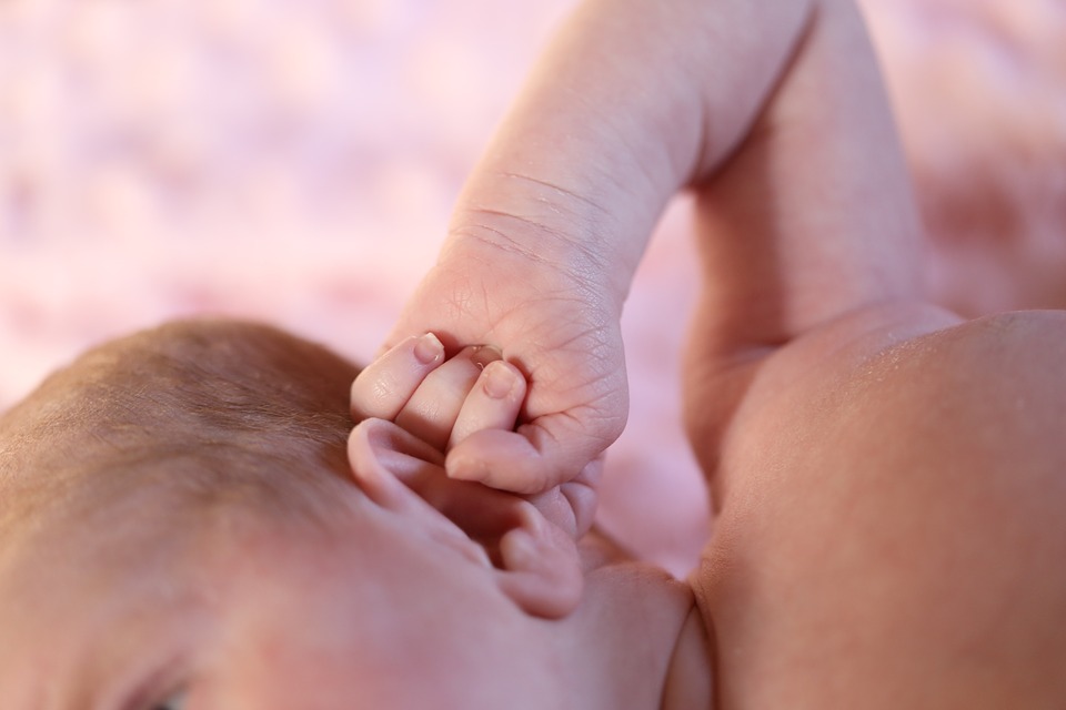Colar a orelha do bebê com esparadrapo não diminui a “orelha de abano”