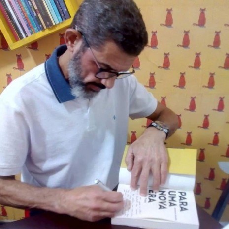 Nova-erense homenageia cidade natal em livro de poesias