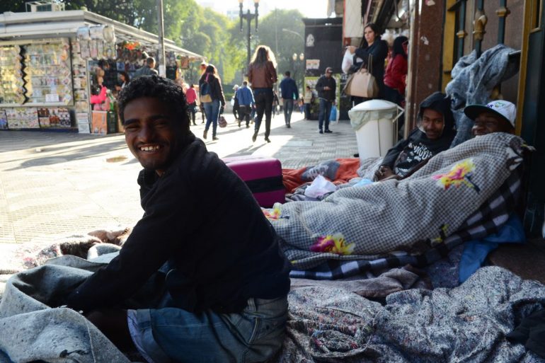 Campanha solidária transforma meias usadas em cobertores
