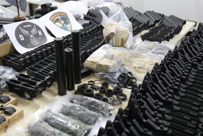 Homem pego com 117 fuzis ligados a suspeito de matar Marielle é solto Homem pego com 117 fuzis ligados a suspeito de matar Marielle é solto