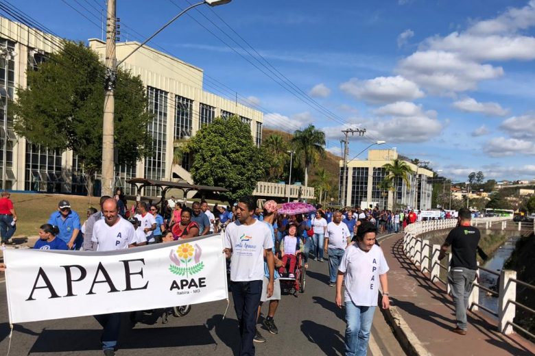 Apae realiza passeata para conscientizar sobre deficiência intelectual e múltipla