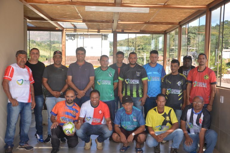 Prefeito entrega uniforme completo para equipes participantes da Copa Integração Prefeito entrega uniforme completo para equipes participantes da Copa Integração