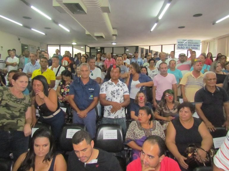 Tomada por manifestantes da Itaurb, Câmara de Itabira encerra reunião antes do previsto