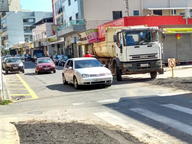Trecho da rua Hidelbrando Santana tem trânsito invertido em João Monlevade