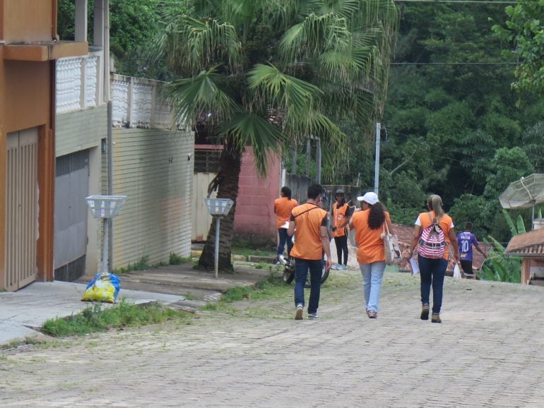 Placas com rotas de fuga começam a ser instaladas em bairros próximos às barragens