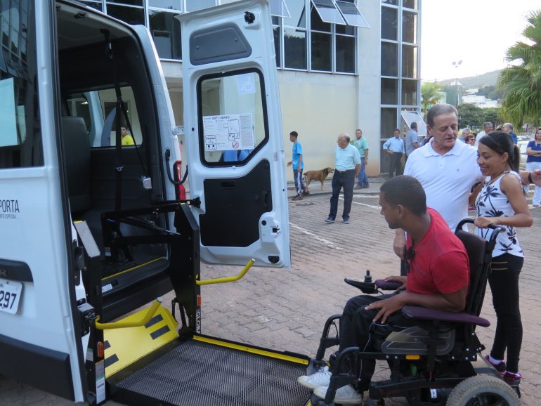 Prefeitura entrega veículo adaptado para transporte porta a porta de deficientes