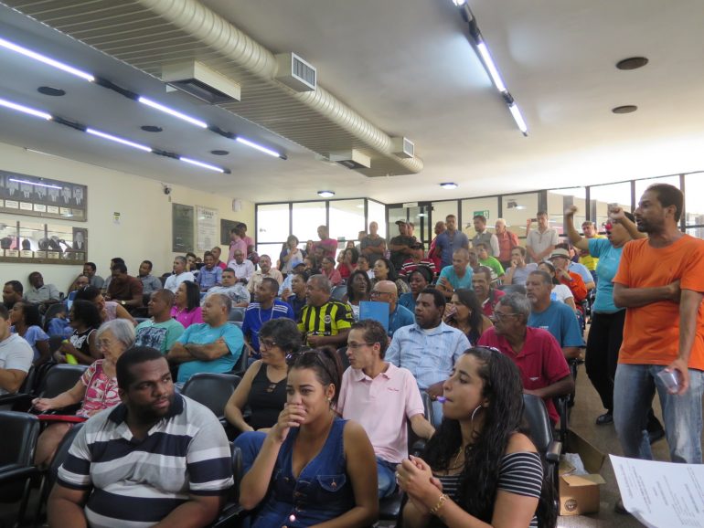 Câmara de Itabira tem reunião tomada por manifestantes contra demissões na Itaurb