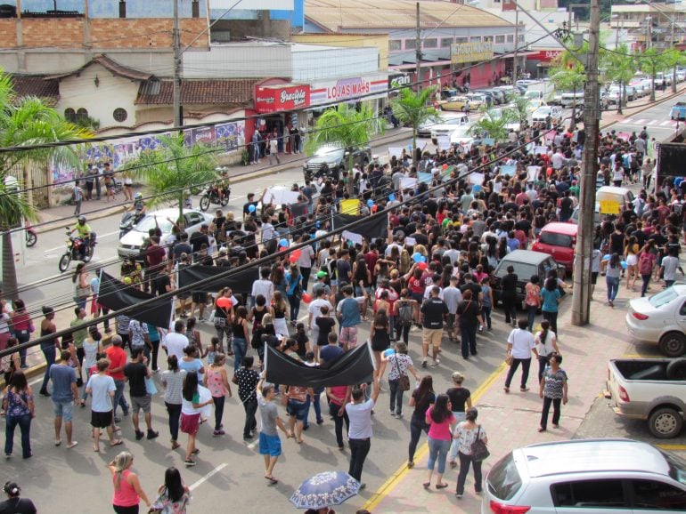 Estudantes, professores e sindicalistas param o Centro de Itabira em protesto contra bloqueios na educação