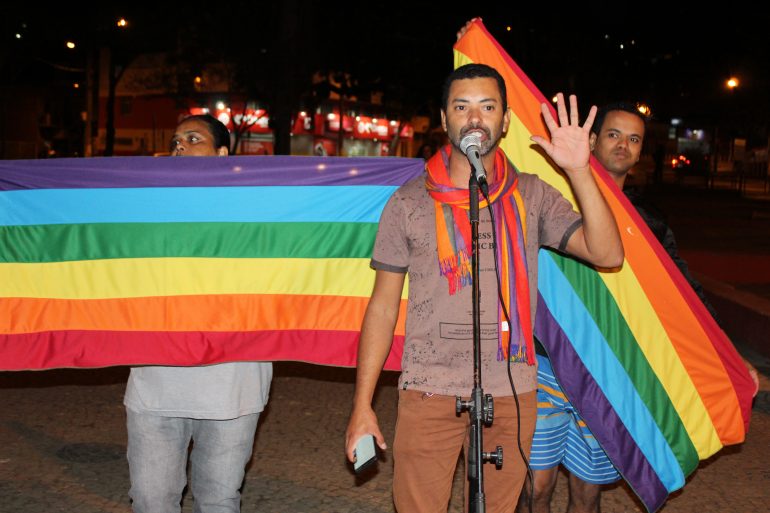 “Estamos aqui pedindo respeito”, diz líder LGBT em ato no Centro de Itabira “Estamos aqui pedindo respeito”, diz líder LGBT em ato no Centro de Itabira