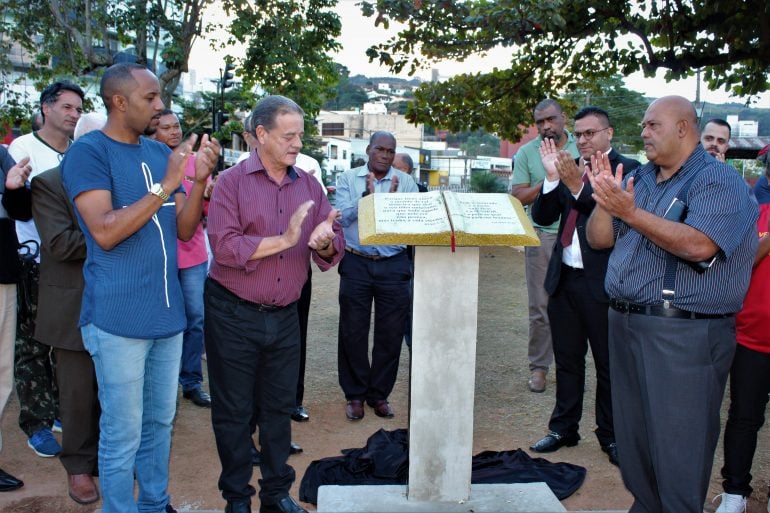 Monumento à Bíblia é inaugurado na praça Acrísio, em Itabira