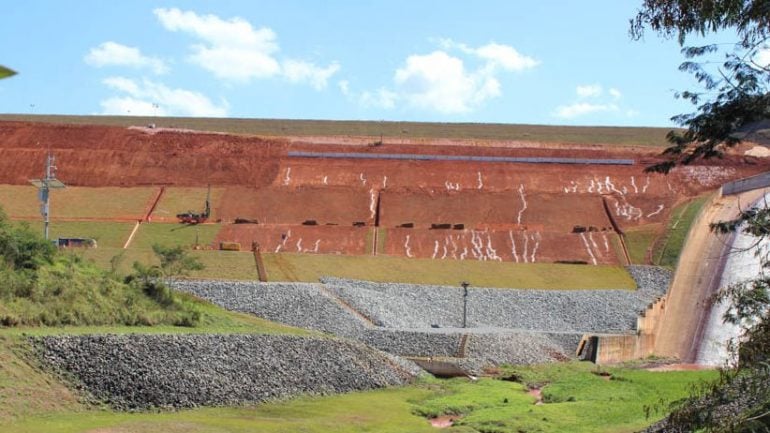 Vale explica linhas brancas em alteamento da barragem do Itabiruçu