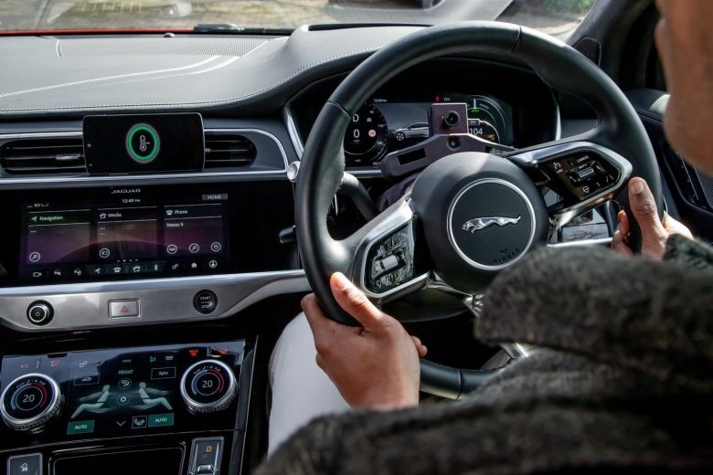 Que recompensa! Steve Jobs dá chaves de um Jaguar para sua secretária e diz: “Nunca mais se atrase”