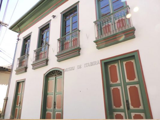Exposição "Sempre-Viva", de Thâmara Lage, está em cartaz no Museu de Itabira