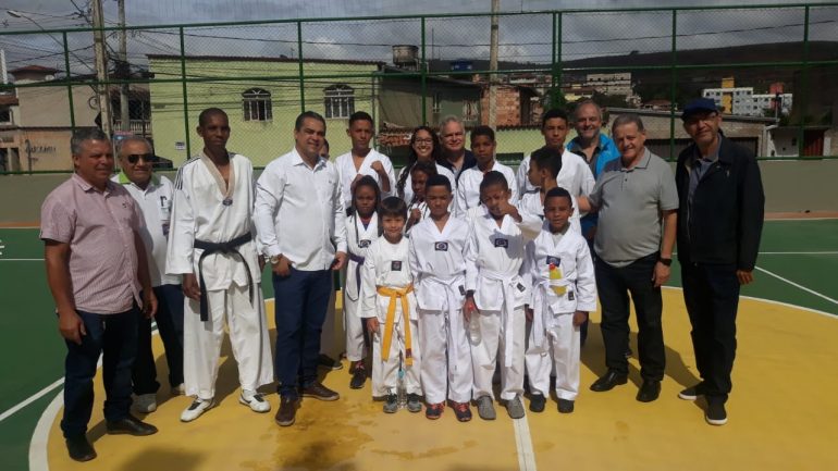 Moradores do bairro Machado recebem quadra reformada Moradores do bairro Machado recebem quadra reformada