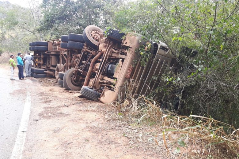 Motorista morre após tombar carreta carregada de minério na MG-120