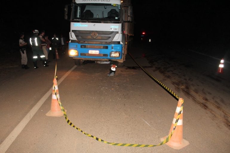 Colisão entre moto e caminhão deixa um morto e outro ferido na MGC-262 em Santa Bárbara