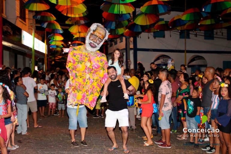 Bartucada e Banda do Marcão animaram a festa dos foliões em Conceição do Mato Dentro