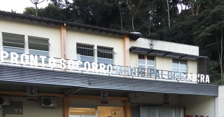 Feridos em acidente com van de estudantes na BR-381 são atendidos em hospital de Itabira