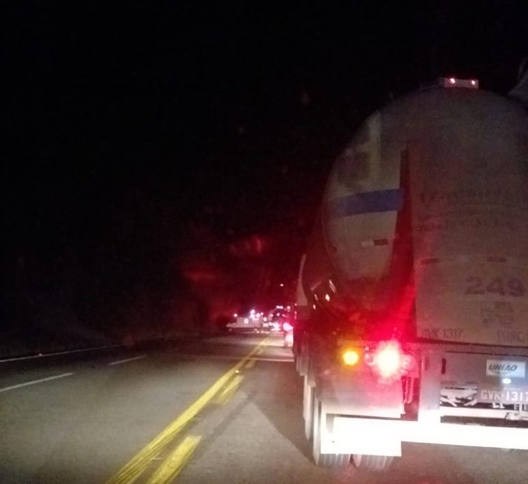 Acidente com vítimas deixa tráfego lento na BR-381 Acidente com vítimas deixa tráfego lento na BR-381