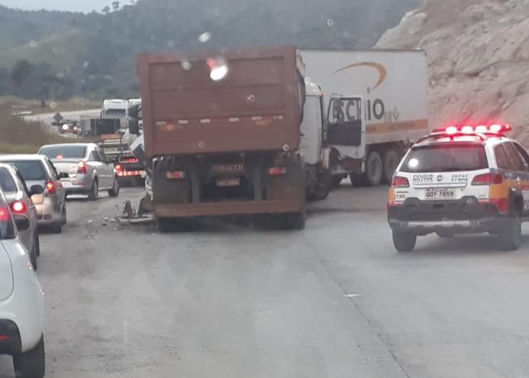 Acidente entre carretas deixa BR-381 com pista parcialmente interditada Acidente entre carretas deixa BR-381 com pista parcialmente interditada