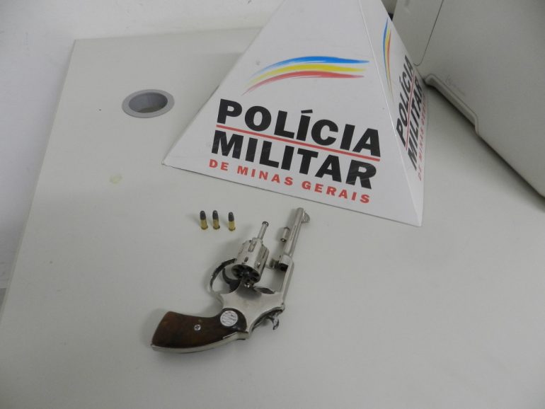 Homem é preso com revólver no Santa Ruth, em Itabira Homem é preso com revólver no Santa Ruth, em Itabira