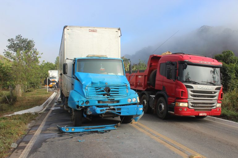 Caminhoneiro foge após causar engavetamento na estrada de Nova Era