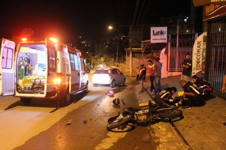 Colisão entre carro e moto deixa motociclista ferido em Itabira