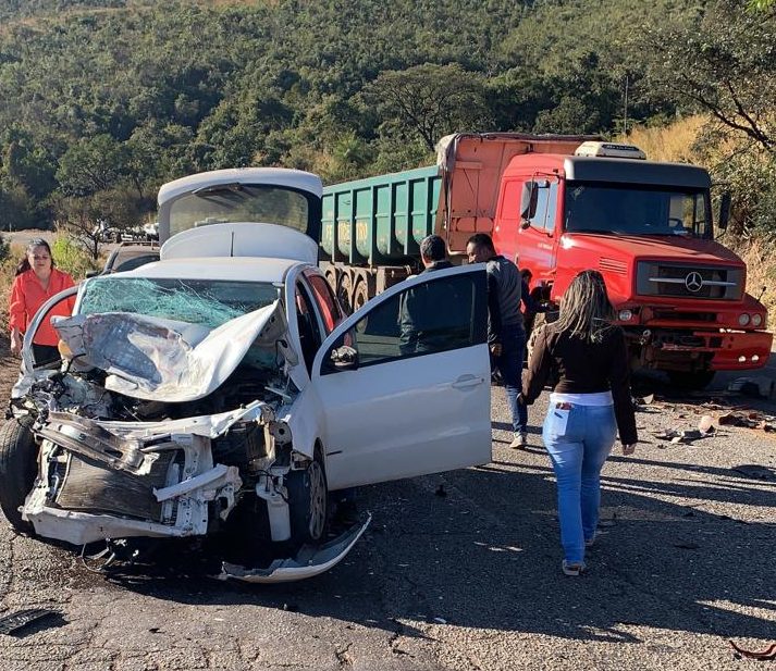 Acidente interdita BR-381 na manhã desta segunda-feira Acidente interdita BR-381 na manhã desta segunda-feira