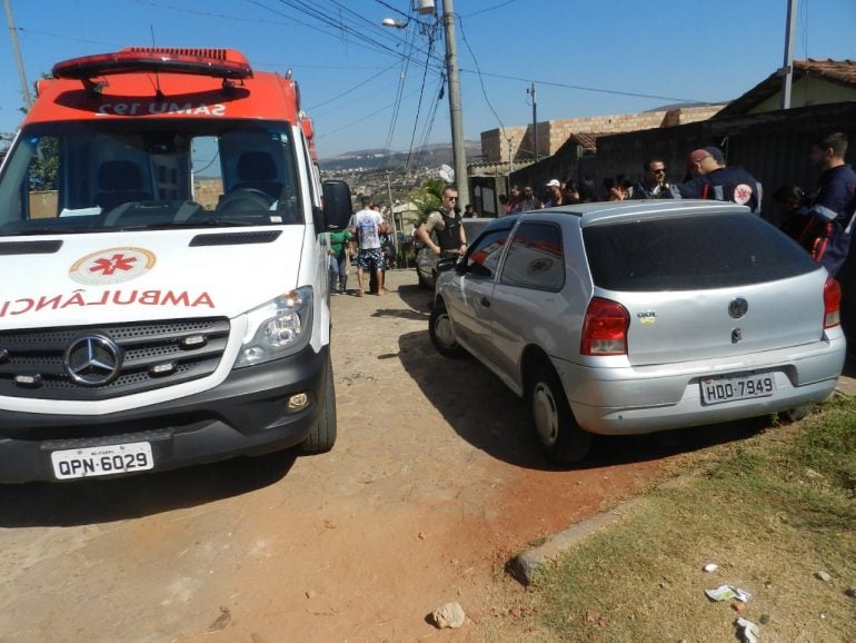 Corpo de homem morto a facadas é encontrado dentro de carro em Itabira