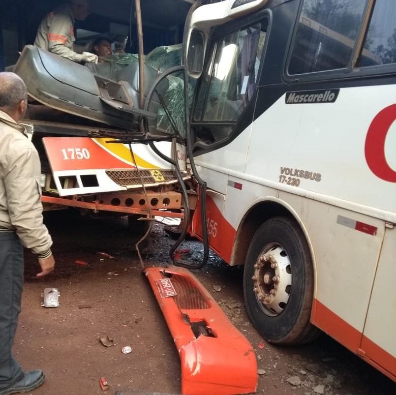 Ônibus da mesma empresa batem de frente em estrada de terra que liga Barão a Santa Bárbara