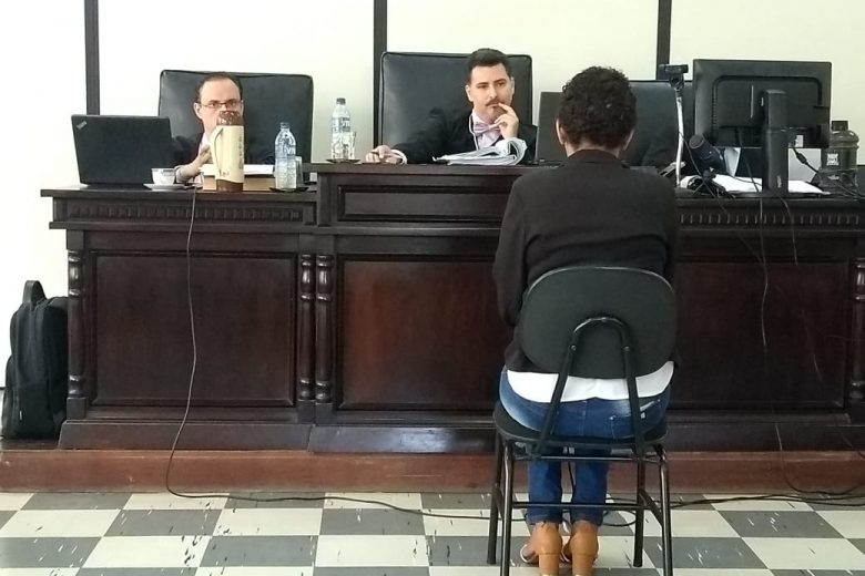 Julgamento de tentativa de feminicídio termina com testemunhas e vítima levados à Polícia Civil