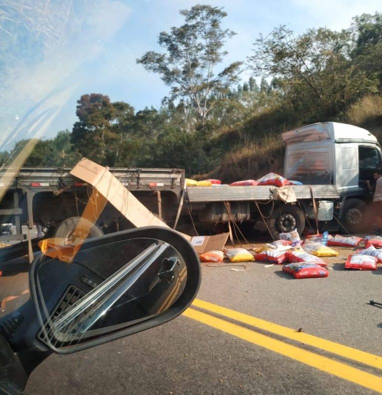 Carreta tomba na MG-434 e interdita o trecho Itabira a Bom Jesus do Amparo
