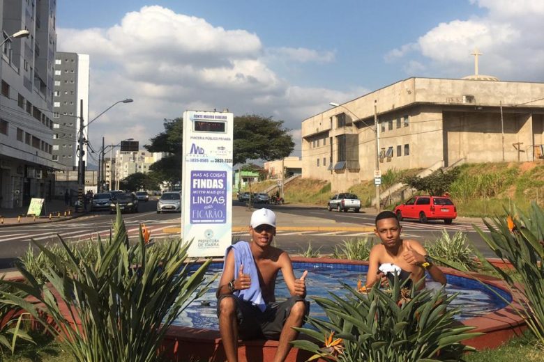 Jovens se refrescam em fonte de Itabira – Veja vídeo